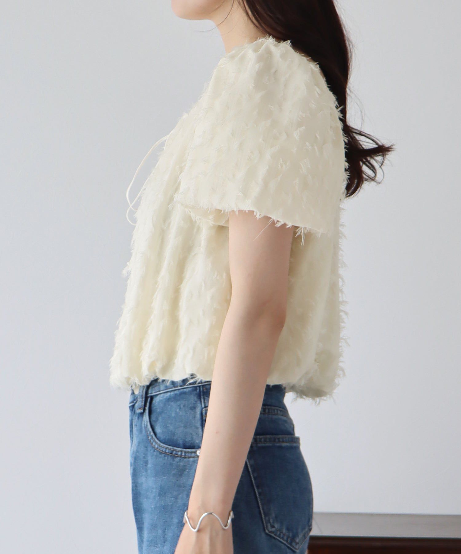 日本 BLUE EAST - 抽鬚感寬領泡泡袖上衣-淺杏