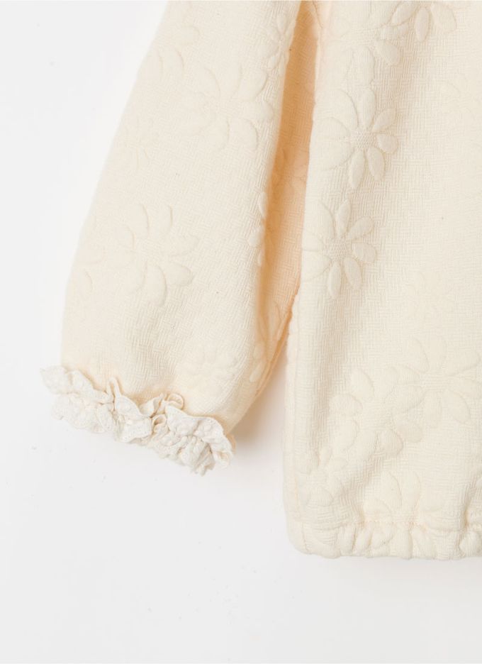 韓國 OZKIZ - 立體花朵印愛心釦縮口外套-米白