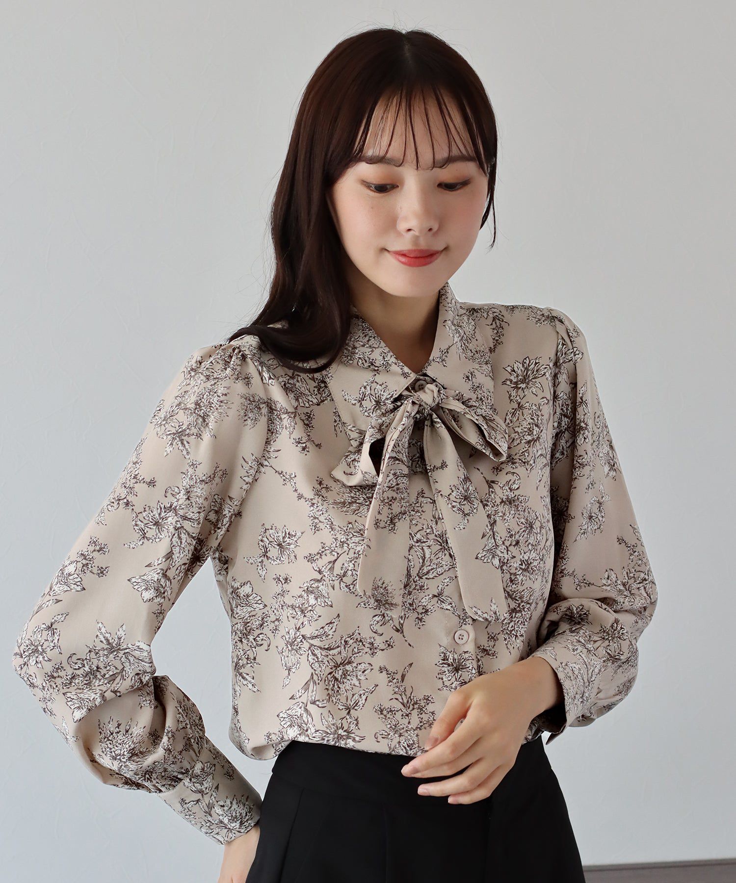 日本 BLUE EAST - 優雅紐結雪紡長袖襯衫-印花-淺杏