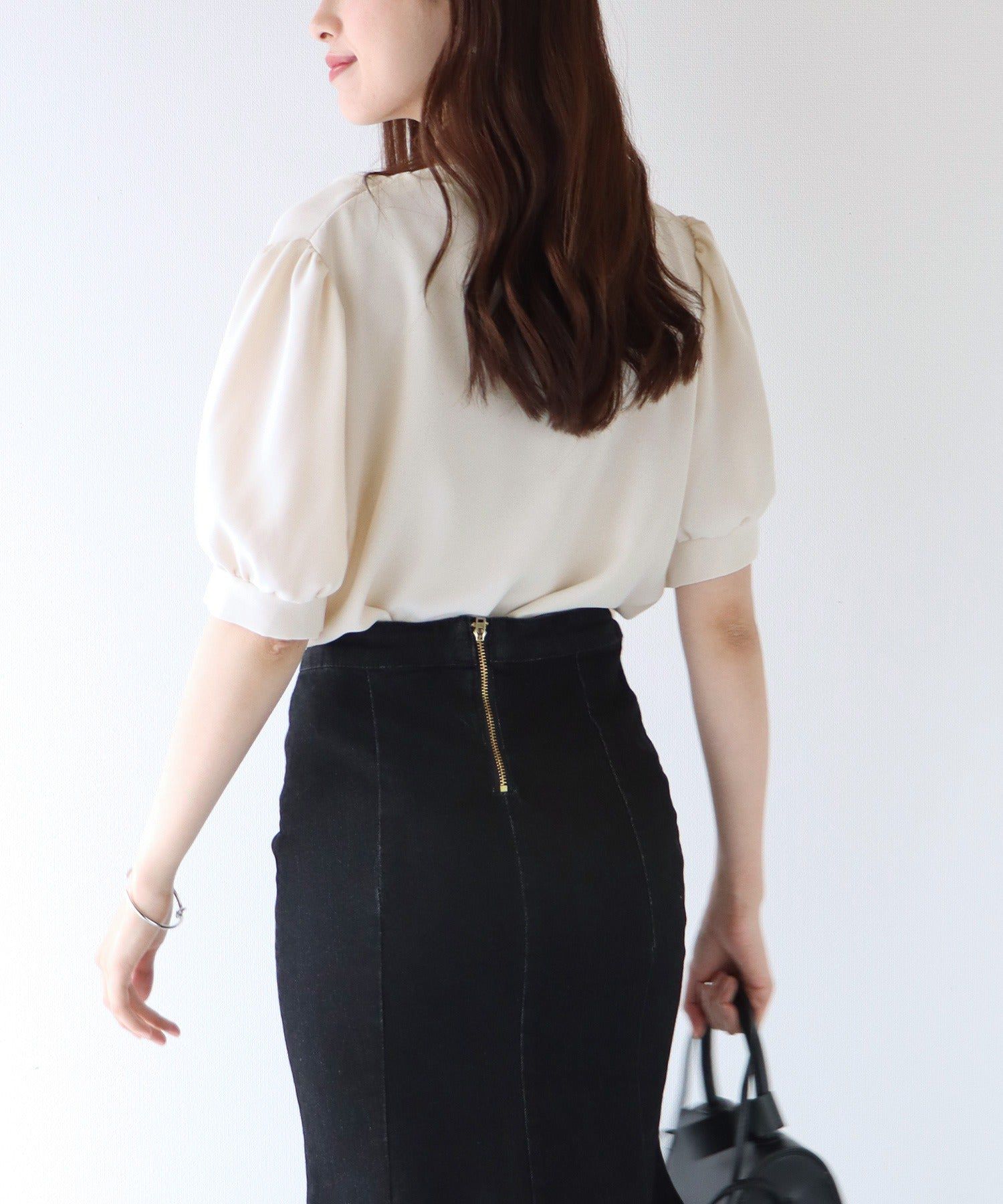 日本 BLUE EAST - 氣質V領珍珠釦短袖襯衫-淺米杏