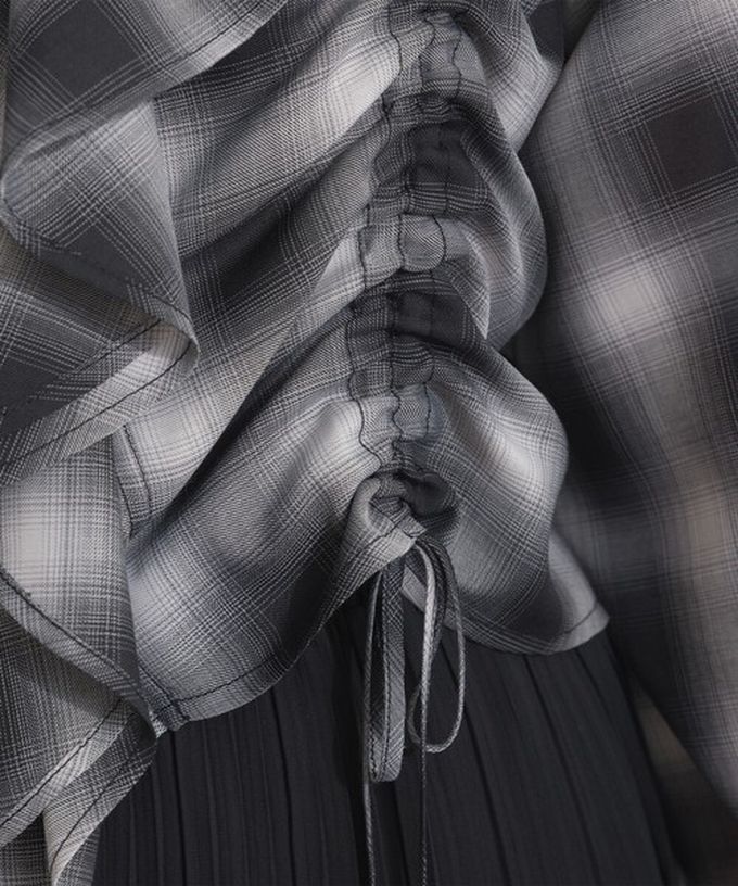 日本 ELENCARE DUE - 飄逸荷葉領浪漫抽繩長袖上衣-黑系