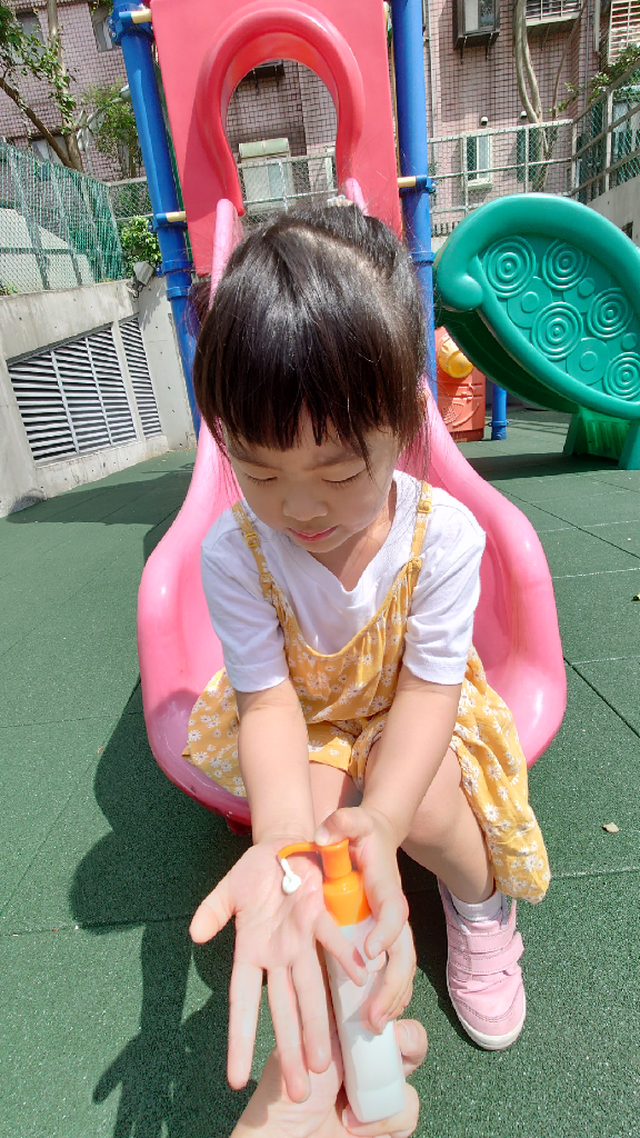 媽媽：小妞擦完身體有黏黏的嗎？
小妞：沒有~我還要擦！
小孩的話最不會騙人了！小妞親自試擦非常喜歡~
可愛的外觀讓小妞一收到就一直迫不及待的想打開用，可惜一直沒遇到太陽天，這個連假總算出了太陽，小妞立刻說要帶小熊去公園玩，按壓瓶罐設計非常好使用，連小妞都可以輕易按出，本身還附了防止按壓的瓶鎖，使用完直接放入背包也不怕會不小心擠出！最重要的是食品級成份，讓媽媽總算能安心讓小妞使用防曬產品，媽媽本身也是個極討厭甜膩防曬產品的人，這次總算尋尋覓覓遇見了讓處女座媽媽滿意的產品！小妞和媽媽真心推薦給大家唷~媽媽要快來去訂購防曬係數更高的防水防曬乳，讓愛玩水的小妞也能放心去海邊玩耍 ❤️
更多小妞試用照請見 🔗
https://www.instagram.com/p/C8CmwLRPnVf/?igsh=MWUwM2ZoNzlxODdrdg==
