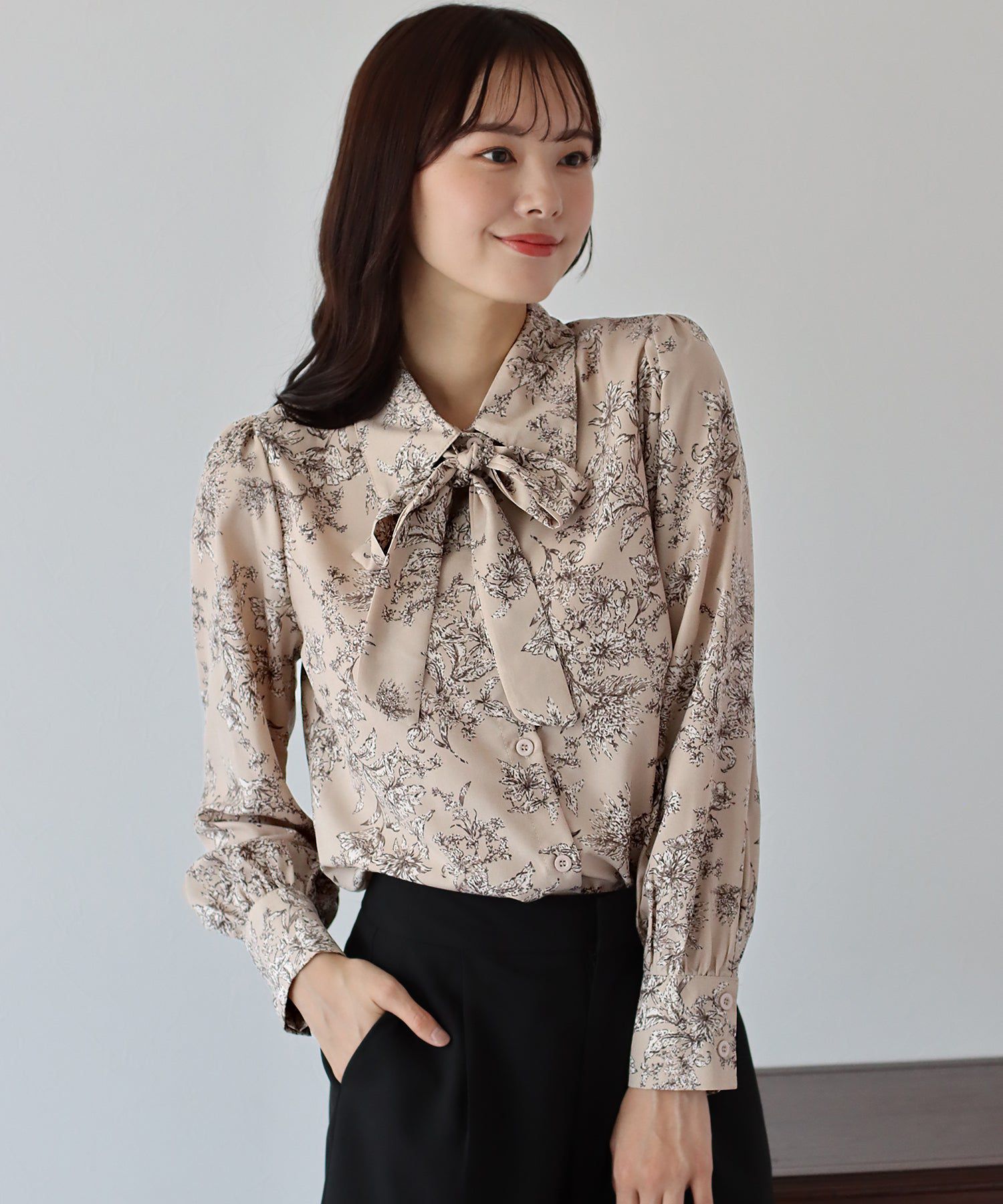 日本 BLUE EAST - 優雅紐結雪紡長袖襯衫-印花-淺杏