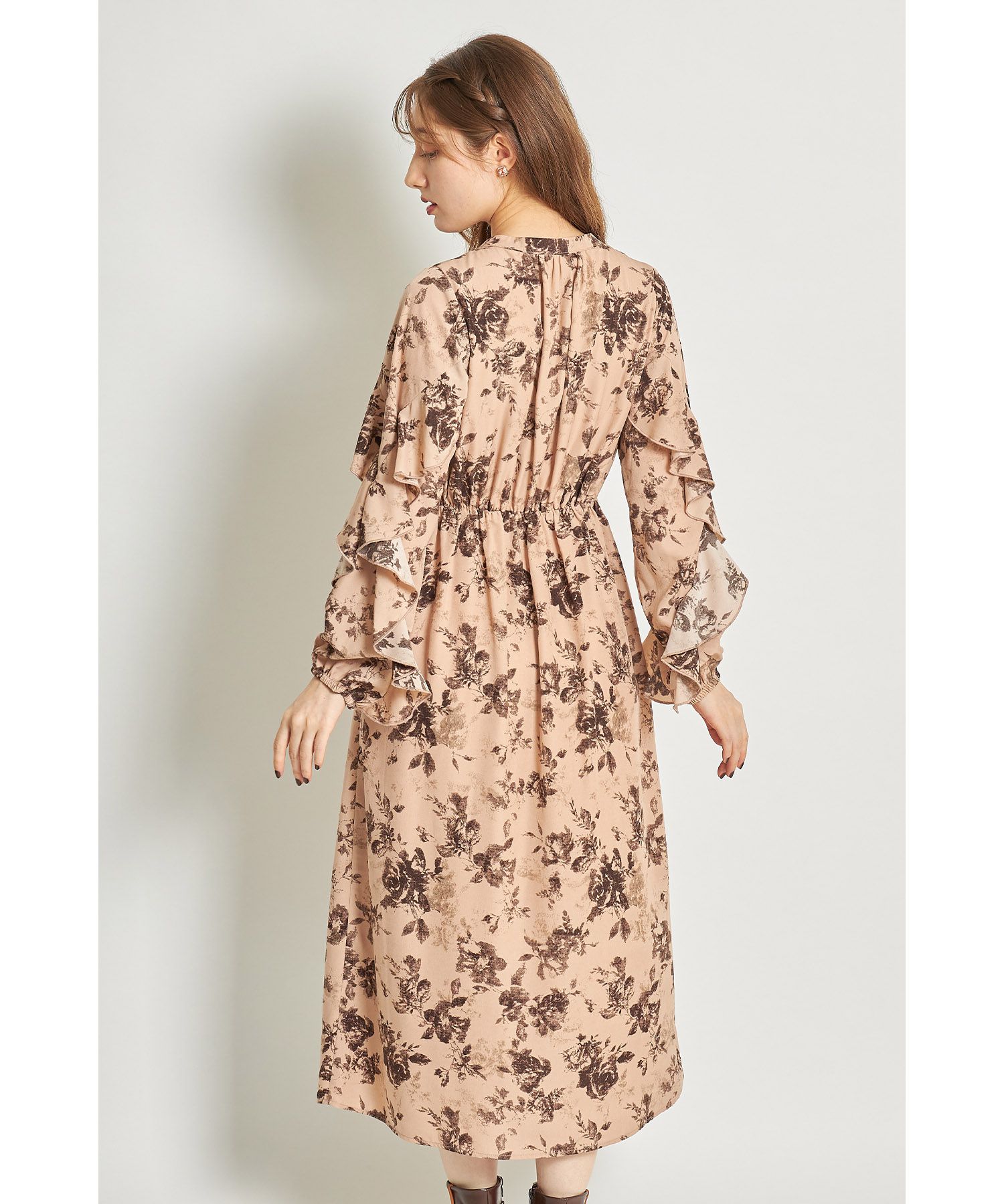 日本 tocco-closet - 優雅花朵波浪袖洋裝-粉膚杏