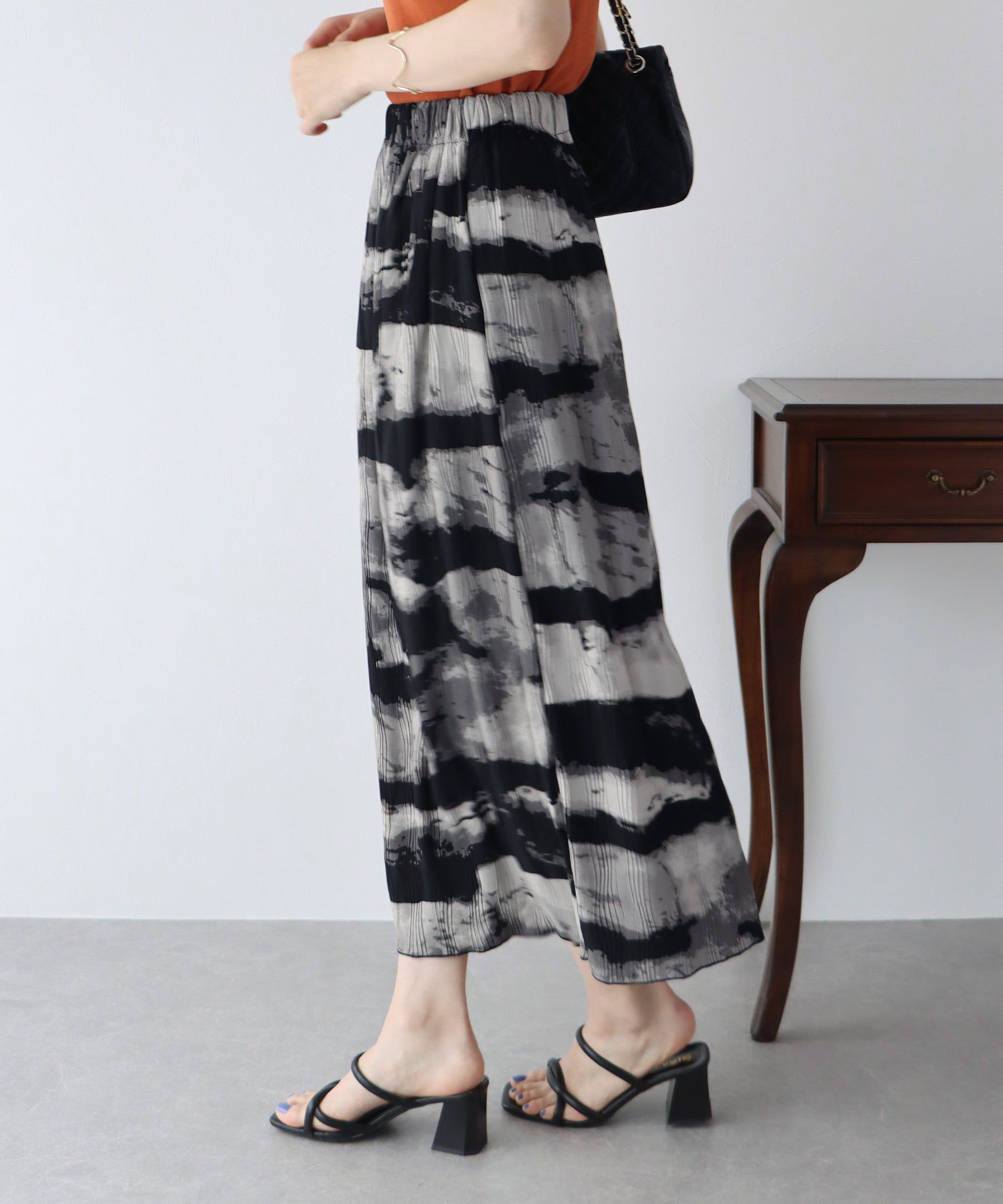 日本 BLUE EAST - 優美渲染修身長裙-黑