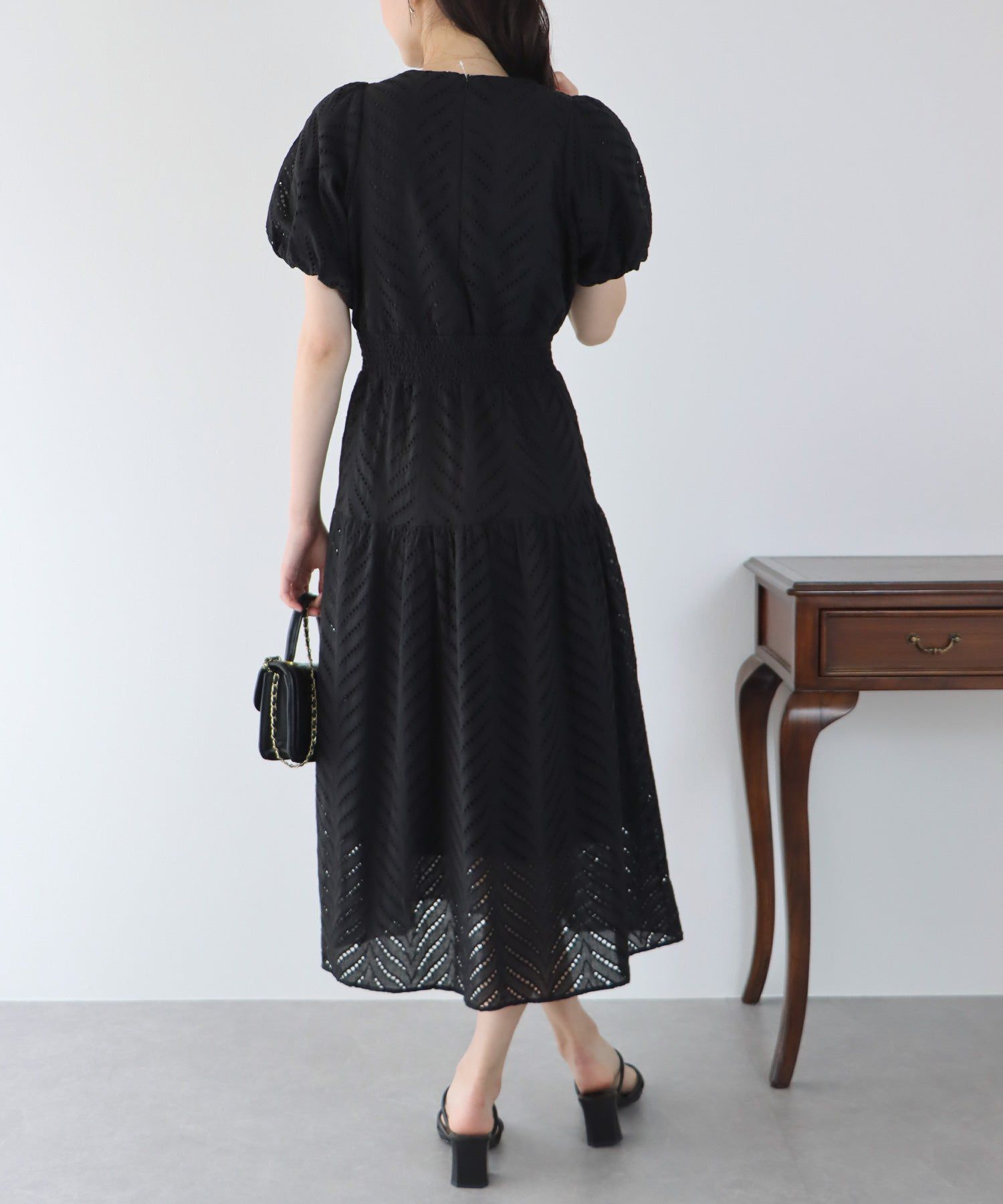 日本 BLUE EAST - 優雅雕花泡泡袖洋裝-白