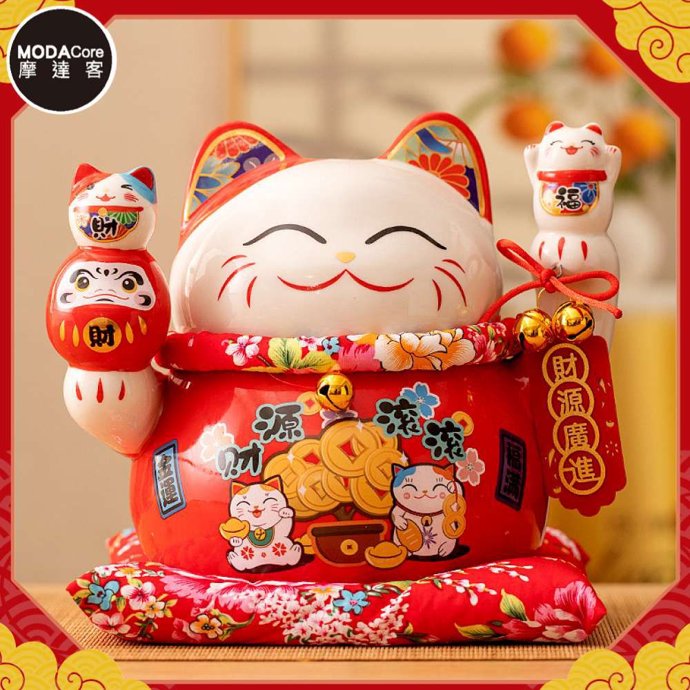 ◉春節開運招財◉紅色財源滾滾達摩招財貓(含坐墊)_撲滿存錢桶擺飾桌飾