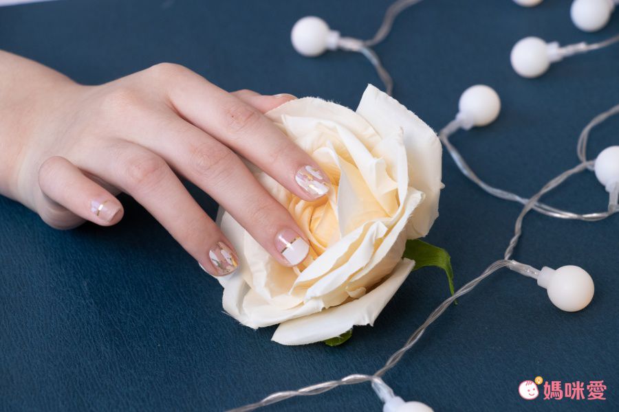 韓國 Glossy Blossom - 美甲貼-藍粉水鑽-一張20貼+美甲貼磨甲棒