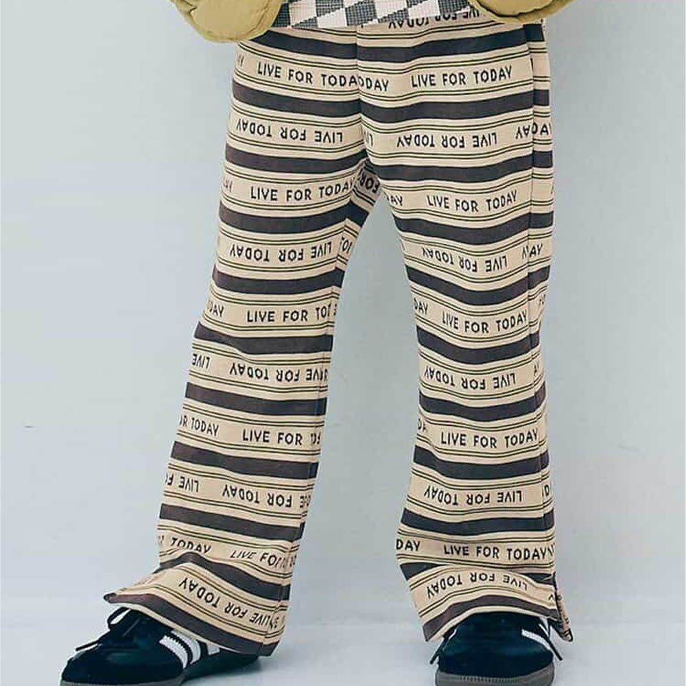 舒適側開岔設計印花喇叭長褲-英文LOGO-黑X白