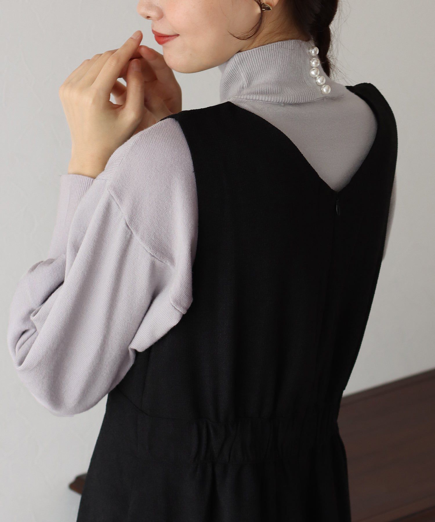 日本 BLUE EAST - 心機珍珠高領收袖針織長袖上衣-藍