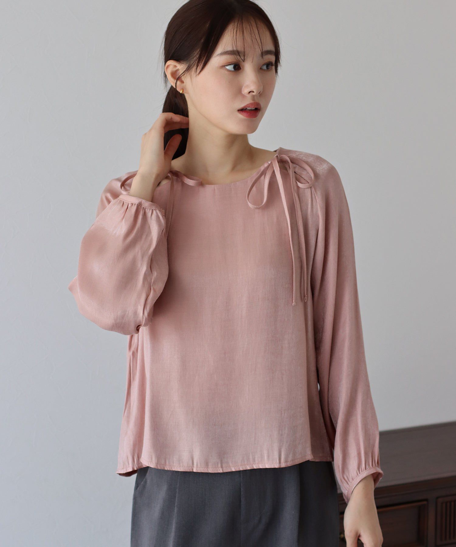 日本 BLUE EAST - 柔美前綁帶薄長袖上衣-黑