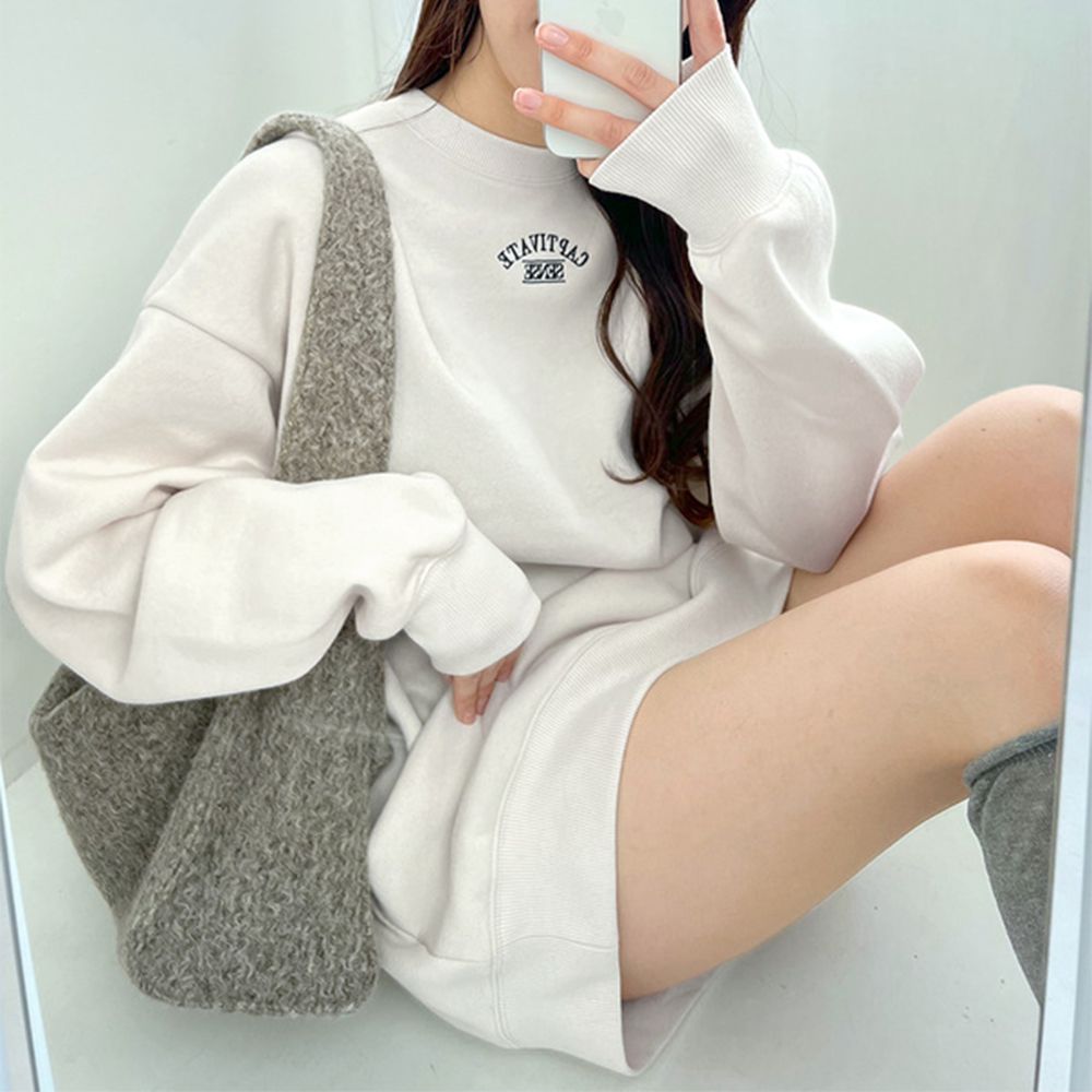 背後學院風印花休閒長版大學T-米白 (F)