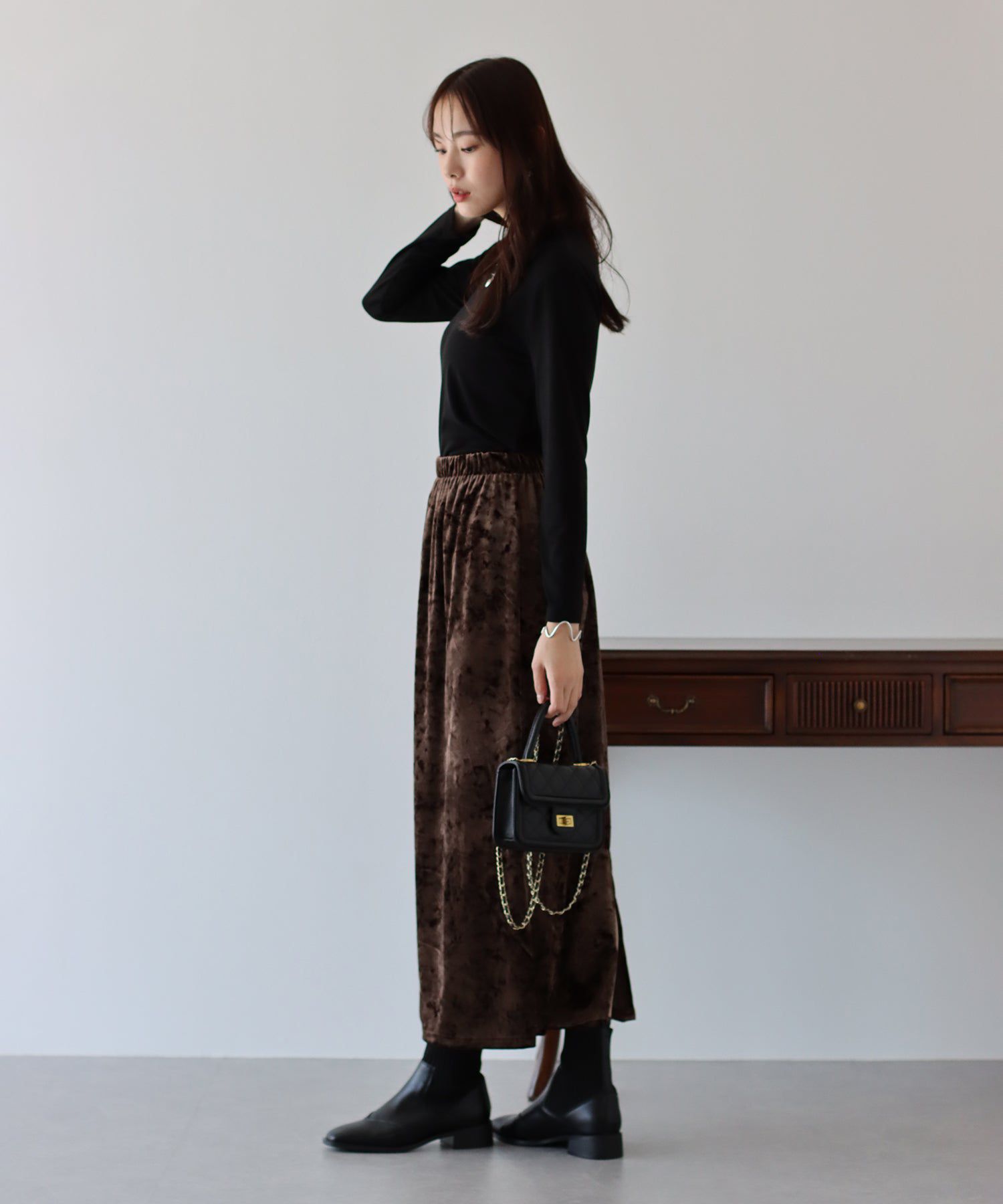 日本 BLUE EAST - 優雅絲絨感後開叉鬆緊長裙-淺摩卡