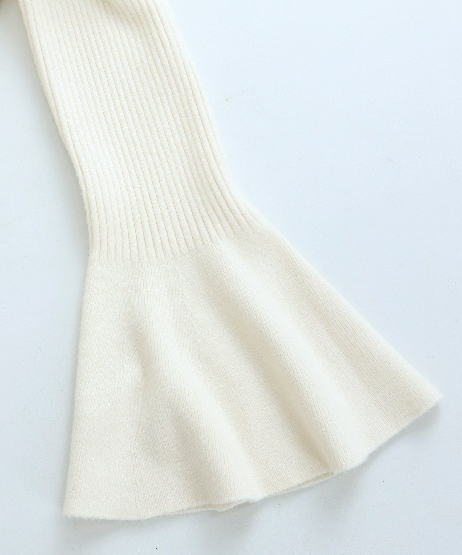 日本 BLUE EAST - 優雅喇叭袖細羅紋修身長袖上衣-藍