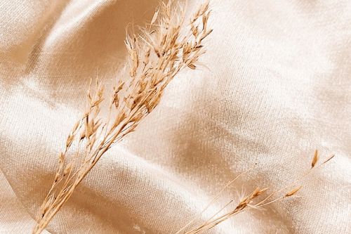 麻<span>是夏季常見的材質，<em>吸濕、排汗性比棉更好</em>，也較棉<em>快乾</em>！因為紗線本身粗細不一，在織成布料時會有自然的透氣孔，因此在夏天著用時會覺得特別通風～但也因此特性，著用起來會稍微粗粗刺刺的呦！麻本身很耐洗，和棉一樣怕酸類，可乾洗機洗烘乾都沒有問題！不過因為麻本身比較<em>容易起皺</em>，因此也常做防皺加工。常與棉混紡，降低粗糙感，提升著用時的舒適感。</span>