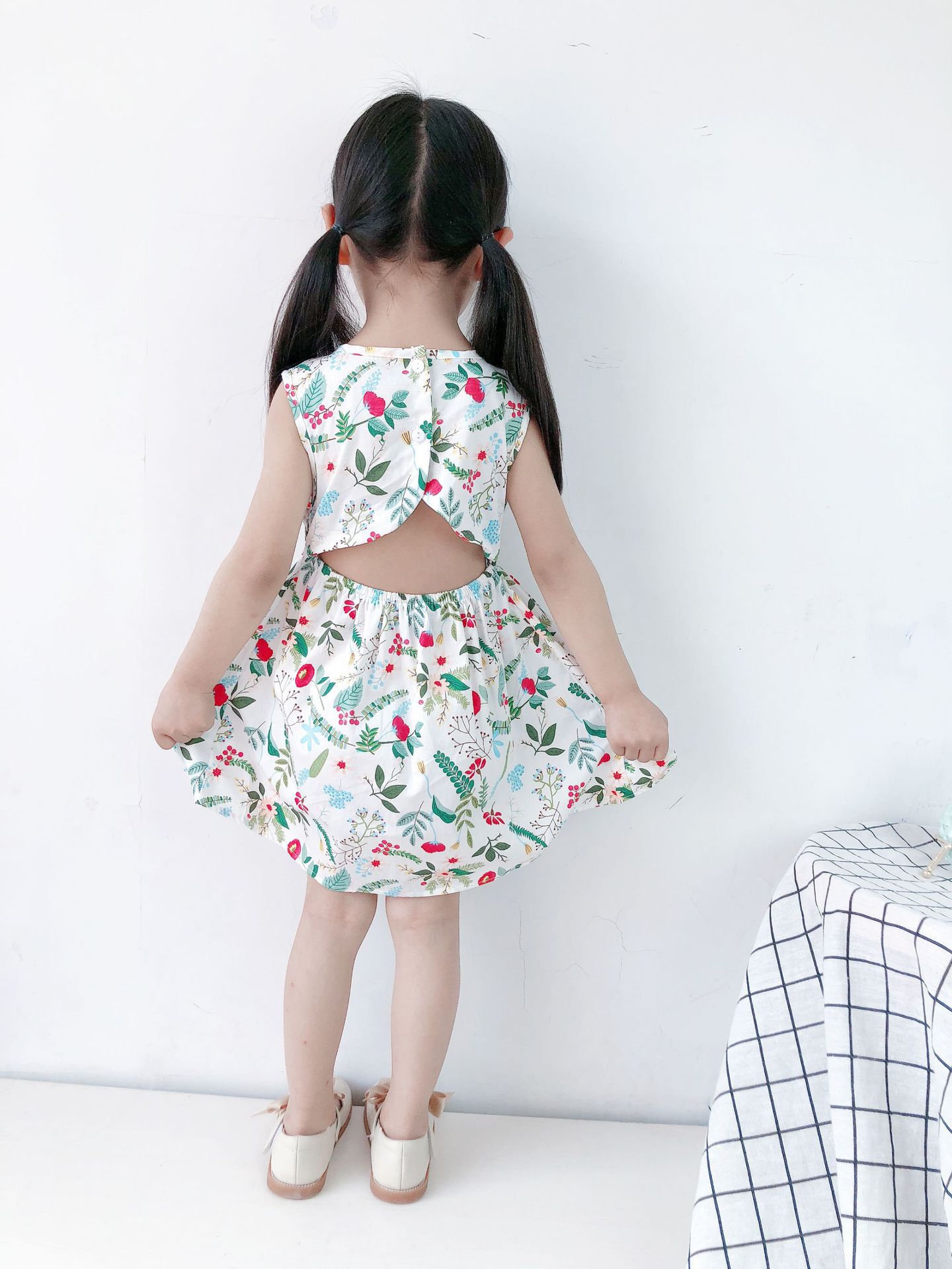 純棉背心洋裝(露背款)-花花與葉子-白色