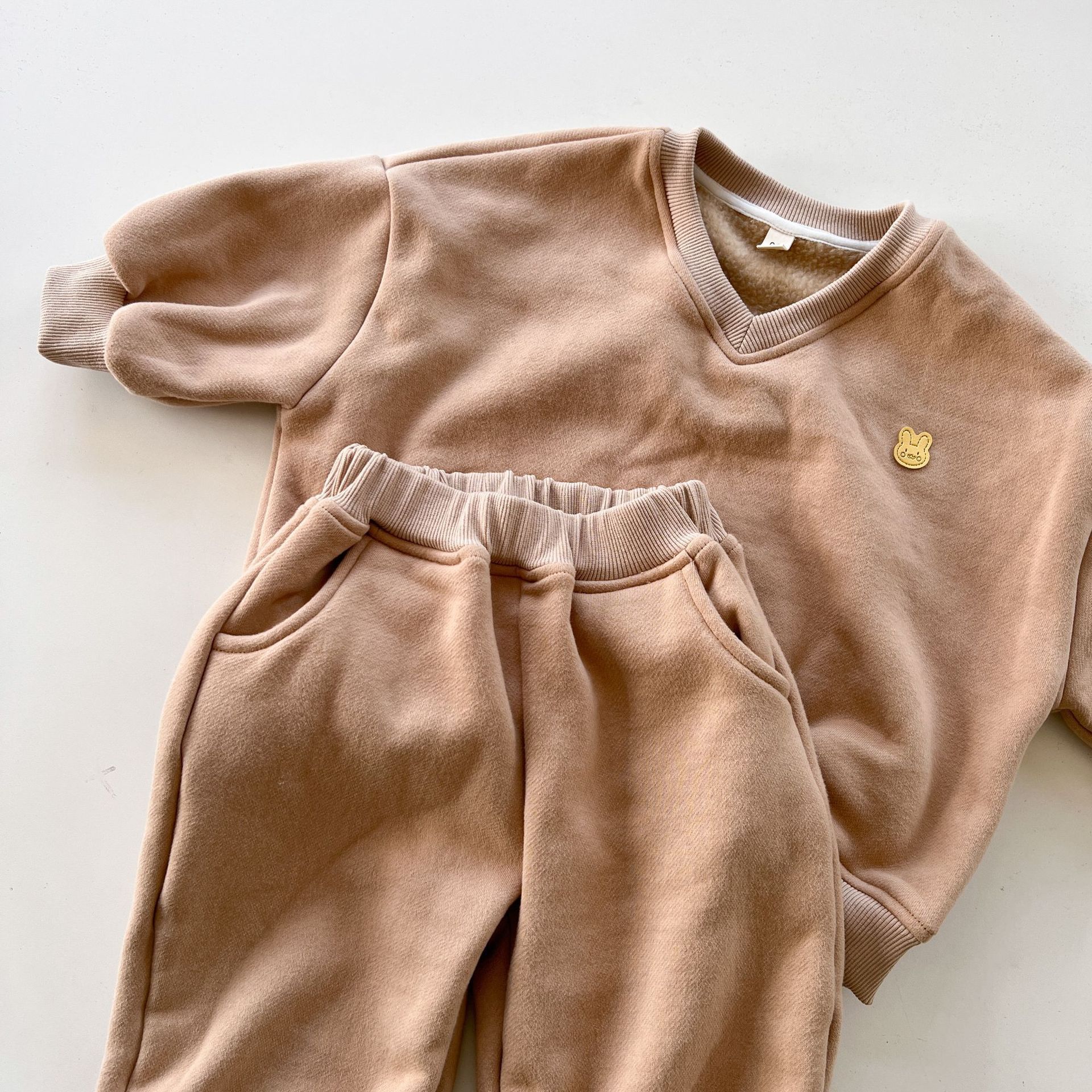 小兔徽章V領加絨長袖套裝-卡其色