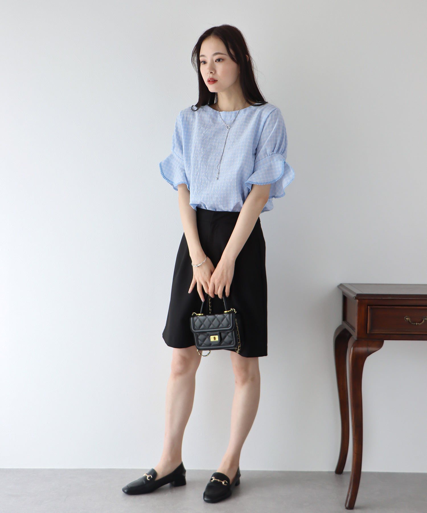 日本 BLUE EAST - 圓領小格紋荷葉五分袖上衣-水藍