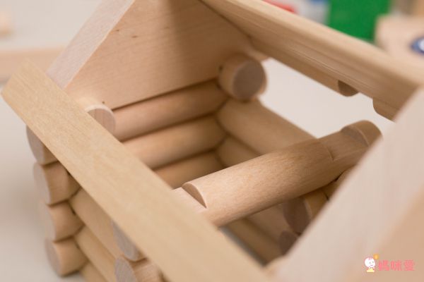 歐洲 VARIS - 木製建構積木-度假小木屋111片-獨家加贈飛行者號(市價$290)