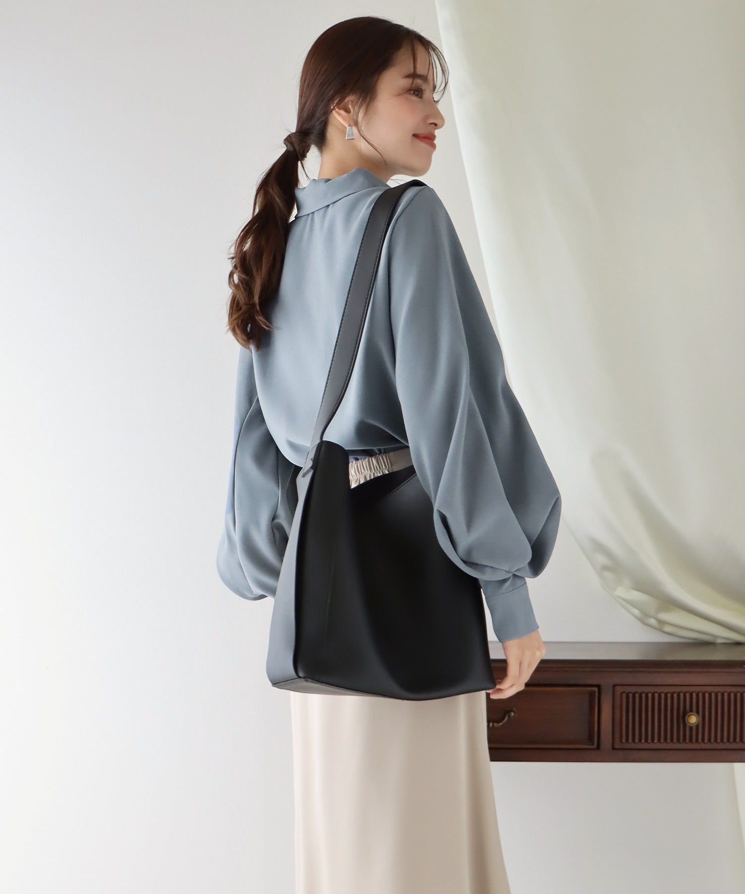 日本 BLUE EAST - 柔美扭結氣球長袖襯衫-黑