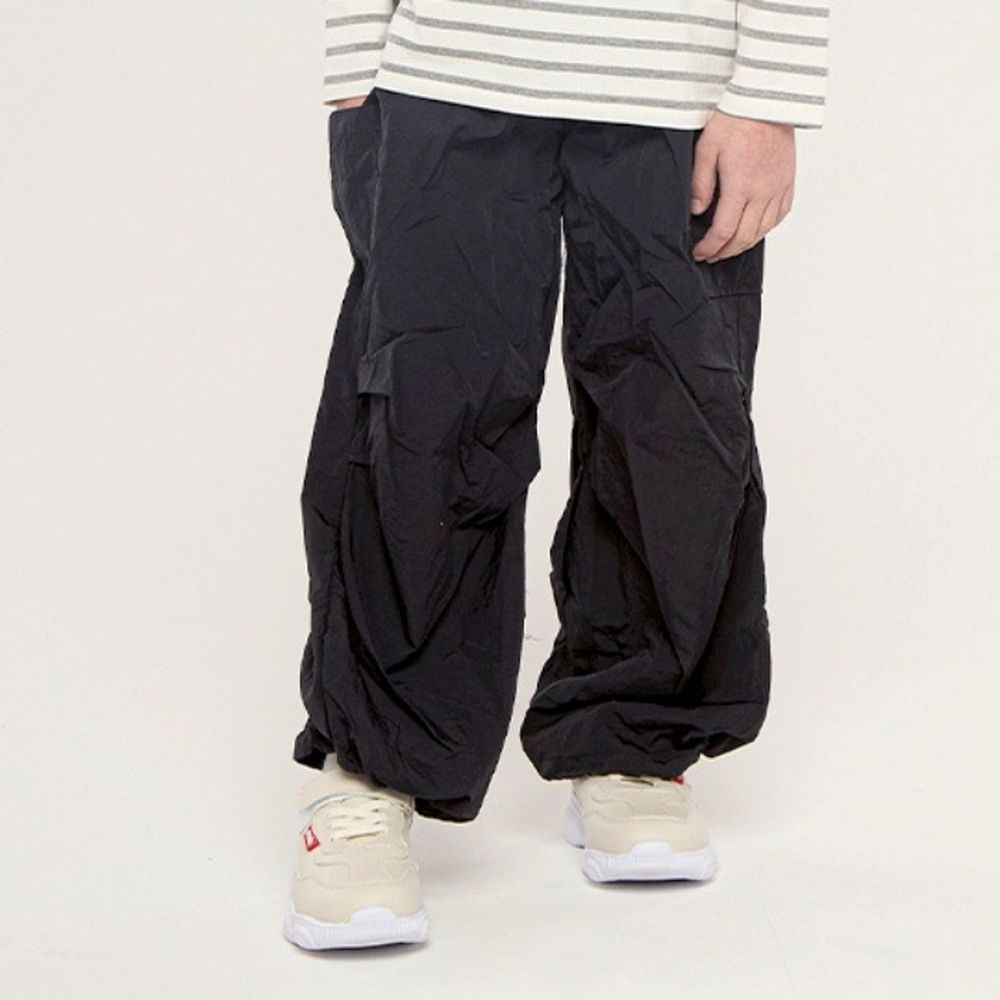 鬆緊腰立體抓褶口袋寬鬆工裝長褲-黑