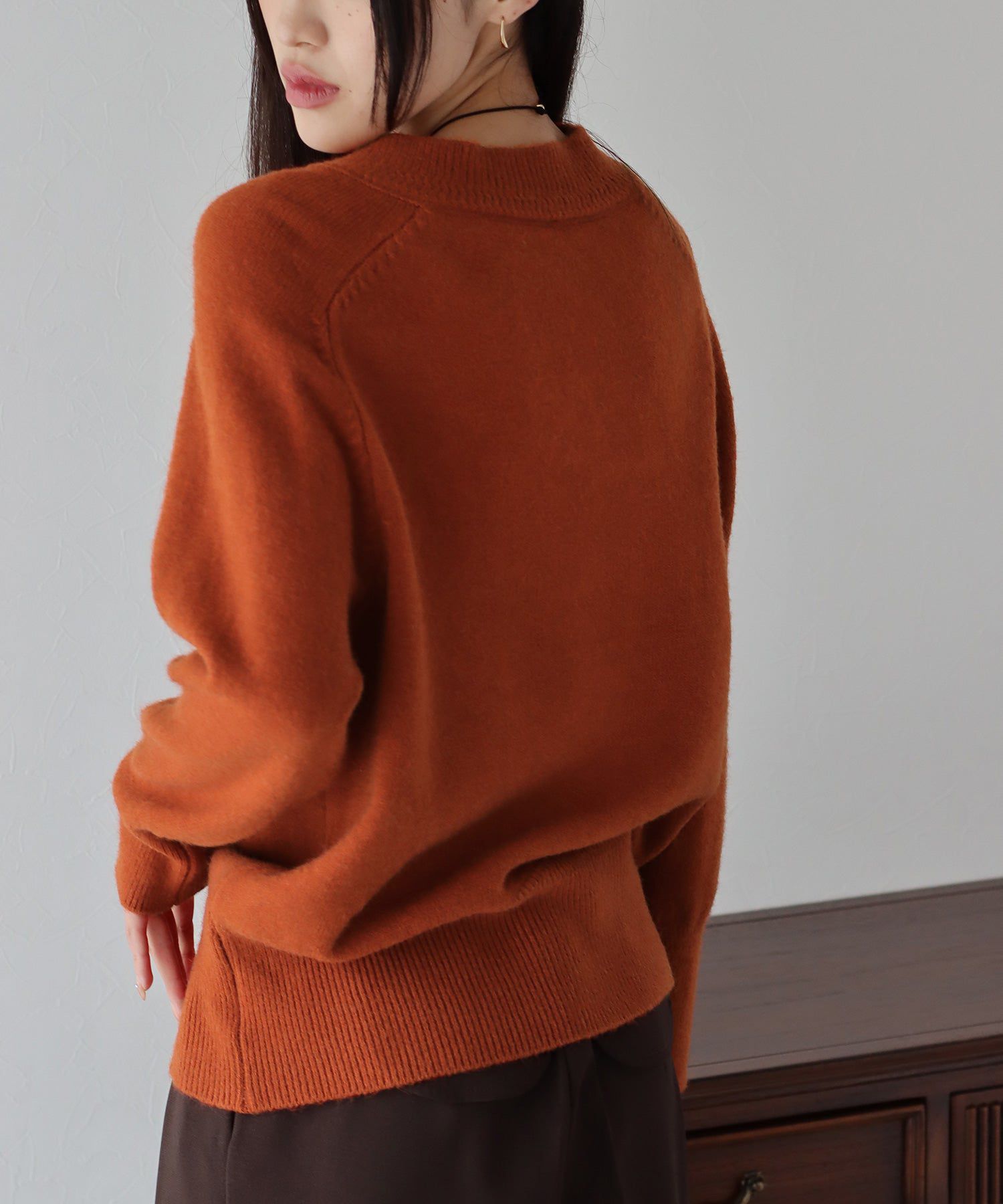 日本 BLUE EAST - 顯瘦V領柔軟針織上衣-黑