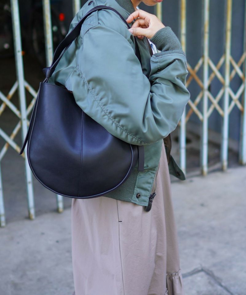 日本 COOCO - 環保材質仿皮圓深馬蹄包/肩背包-淺米杏 (W26*H26*D9cm)