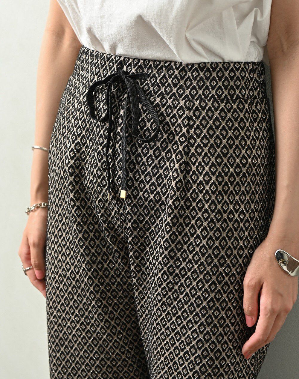 日本 ELENCARE DUE - 滿版圖騰綁帶長褲-白底