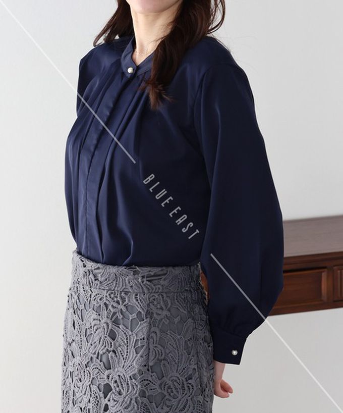 日本 BLUE EAST - 2way領知性整潔感打褶長袖上衣-珍珠袖扣-白