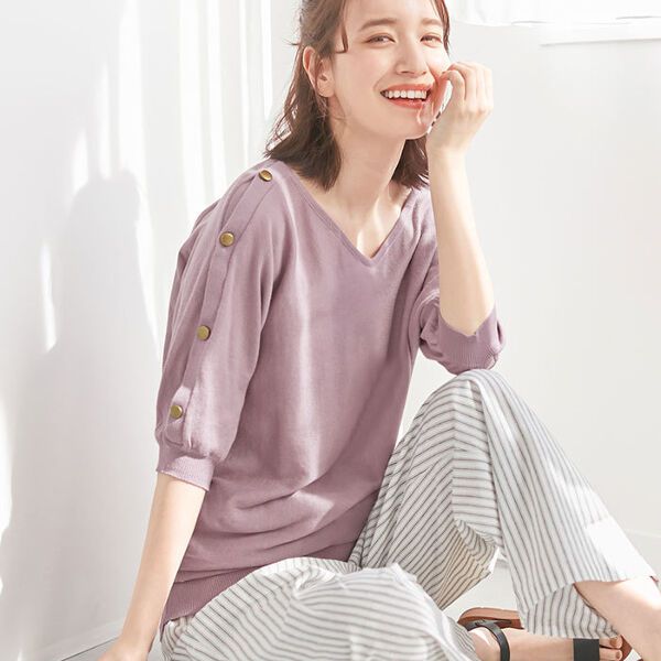 日本 BELLUNA - 純棉V領金釦點綴五分袖上衣-星塵粉