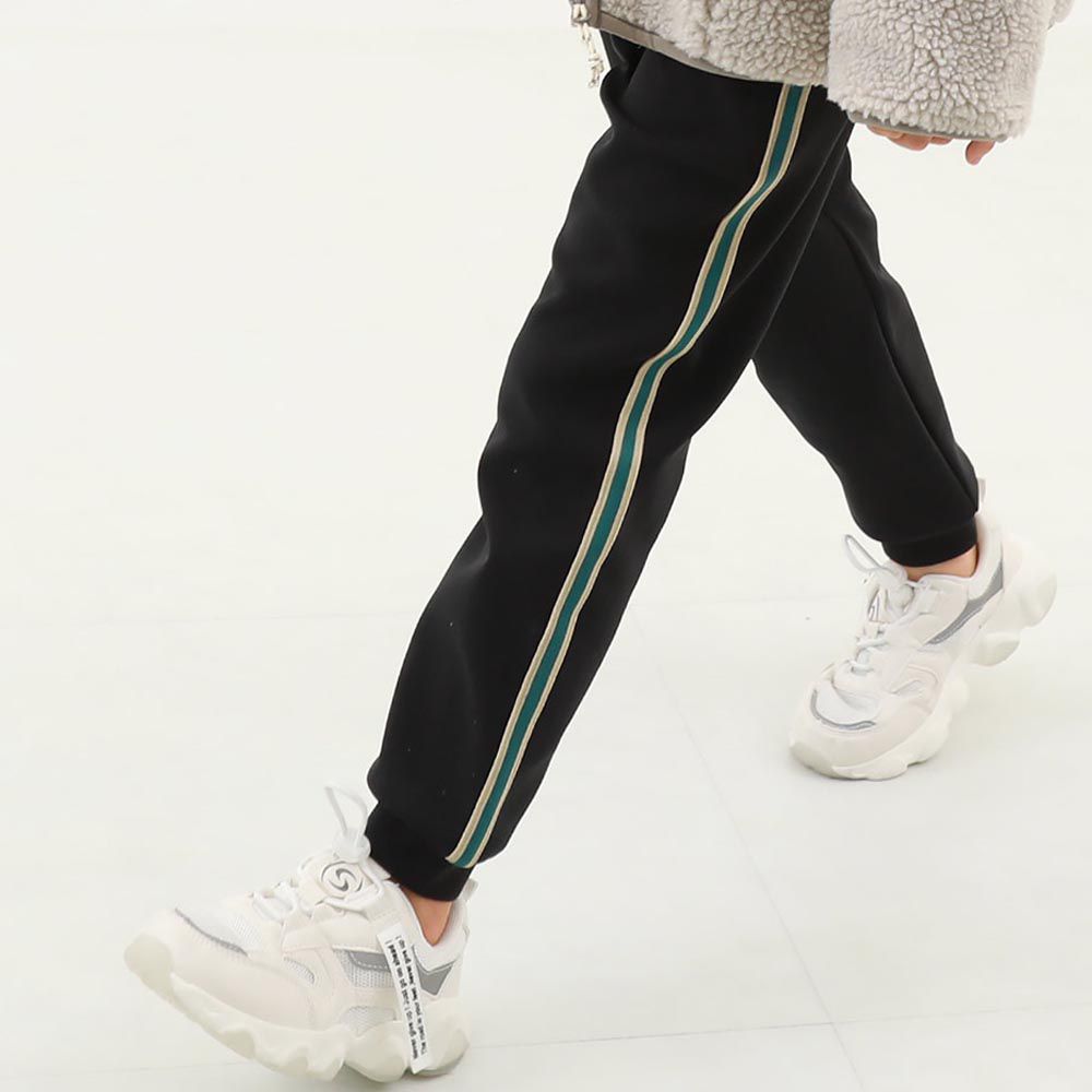 日本 devirock - 防汙加工 縮口休閒運動長褲-黑x綠直條