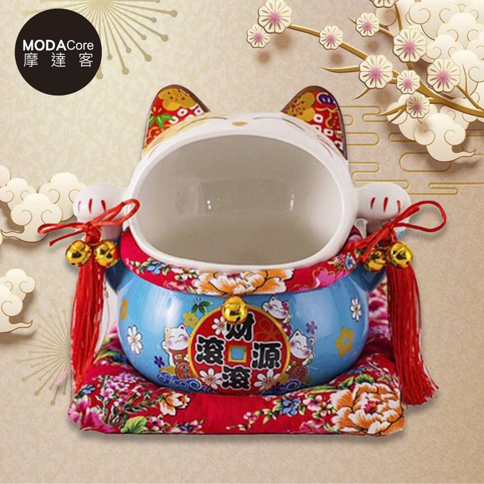 MODACore 摩達客 - 摩達客◉春節開運◉陶瓷藍色大嘴招財貓擺飾(含坐墊)聚寶盆糖果收納
