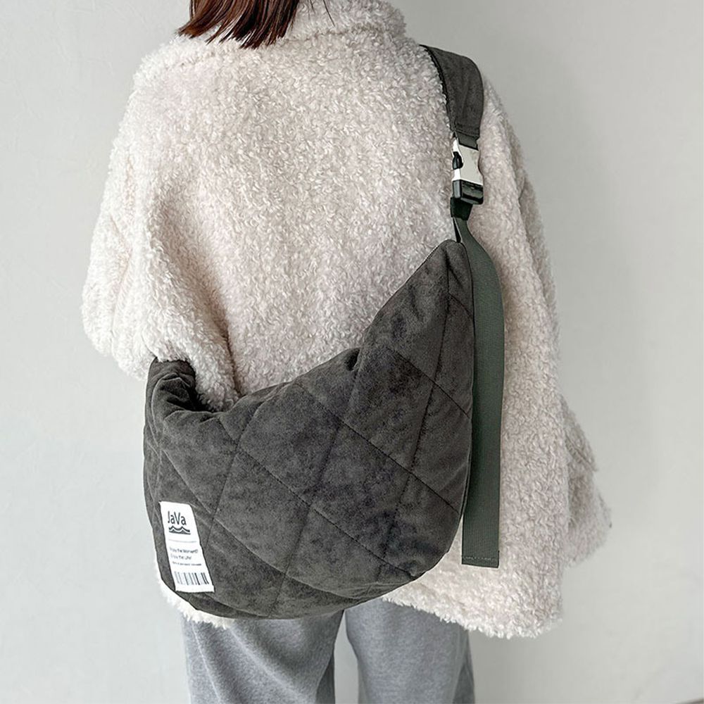 Java 大容量麂皮感菱格休閒側背包-炭灰