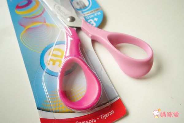 上學好物！小童必備文具美術用品☛德國 LYRA 洞洞筆 ✖ 義大利 GIOTTO 蠟筆 ✖ 美國 ALEX 筆座＆圍裙