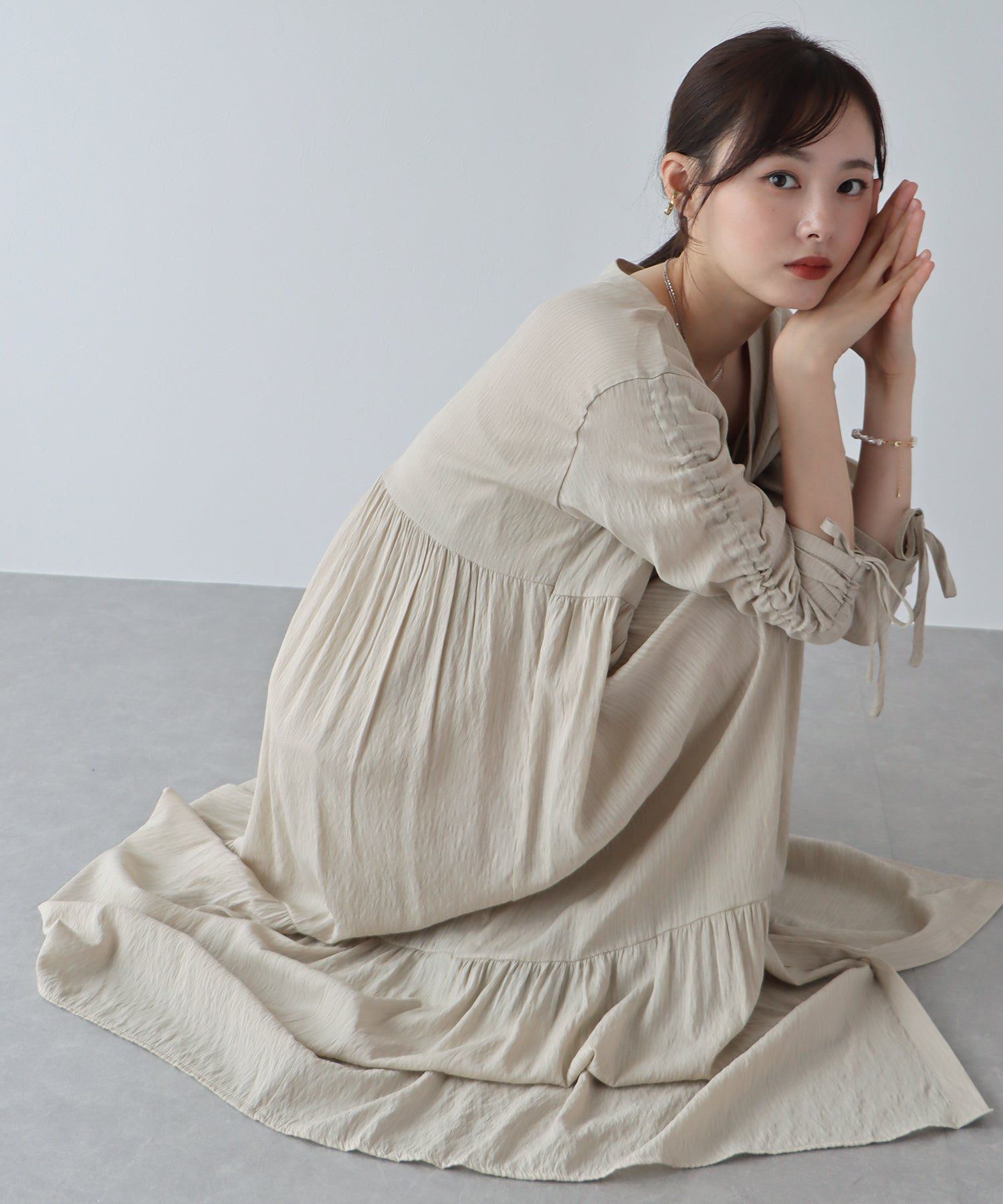 日本 BLUE EAST - 楊柳文藝抽繩長版襯衫-米杏