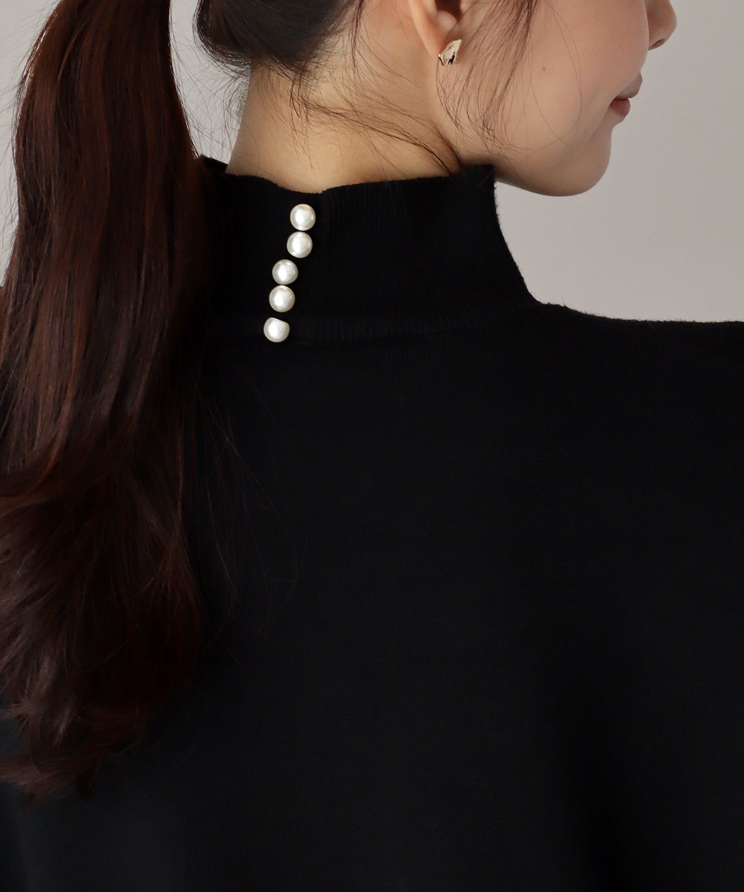 日本 BLUE EAST - 心機珍珠高領收袖針織長袖上衣-藍