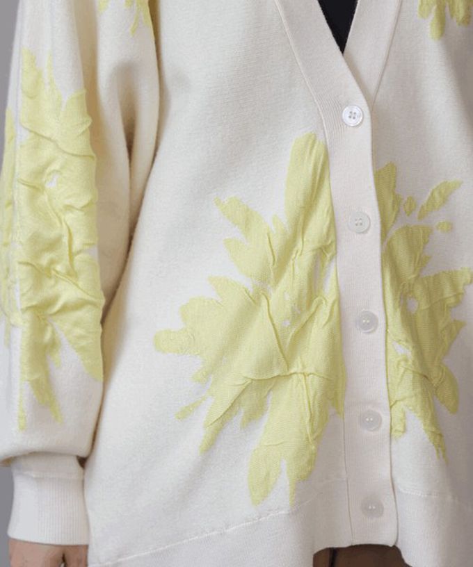 日本 Bab - 唯美花卉寬鬆感針織開襟外套-杏黑