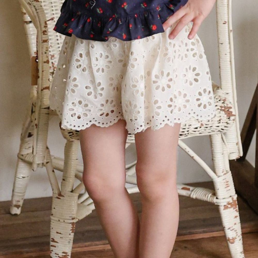 Puellaflo 鬆緊腰花形鏤空感短褲-奶白
