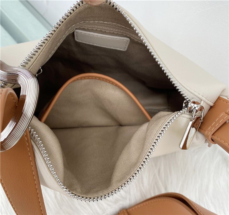 高質感時尚軟牛皮肩背包-白+棕 (28x6x20cm)