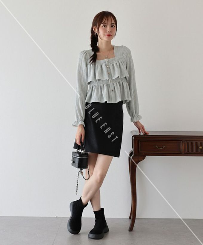 日本 BLUE EAST - 都會方領飄逸緹花層次長袖上衣-黑