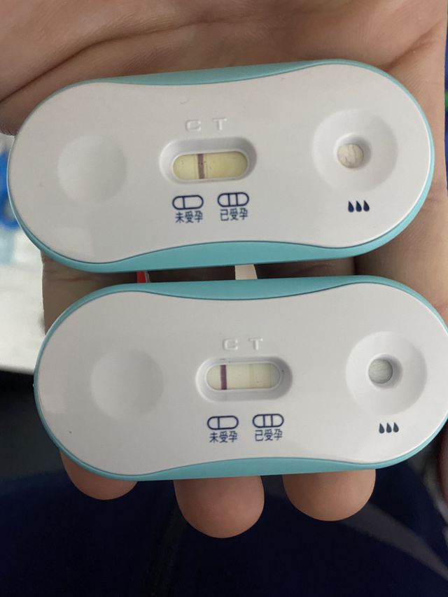 請問各位大大我有一個早上看沒有下午拿起來看下方有一條線但是沒有顏色有痕跡這樣算是有嗎另一個是我以前驗的拿來對比
