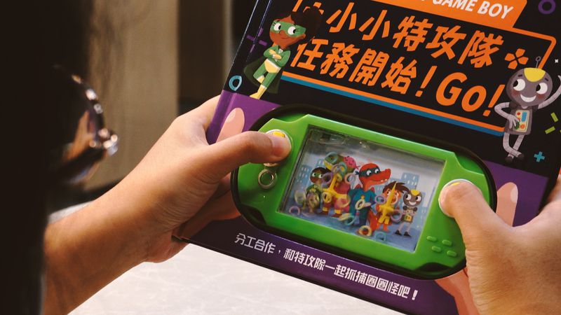 《小小特攻隊任務開始！GO！》
★全台第一本故事書 × 掌上遊戲機★
★擺脫傷眼的3C藍光，玩得開心又放心★