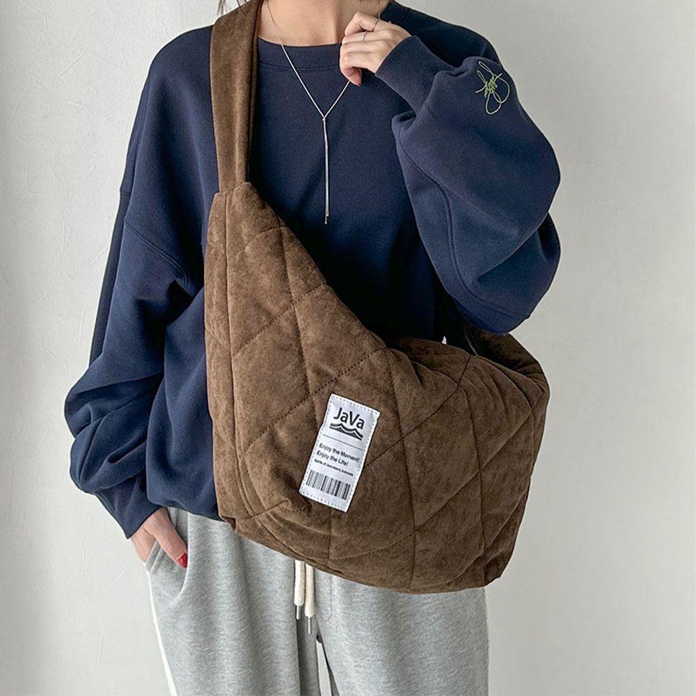 Java 大容量麂皮感菱格休閒側背包-咖啡