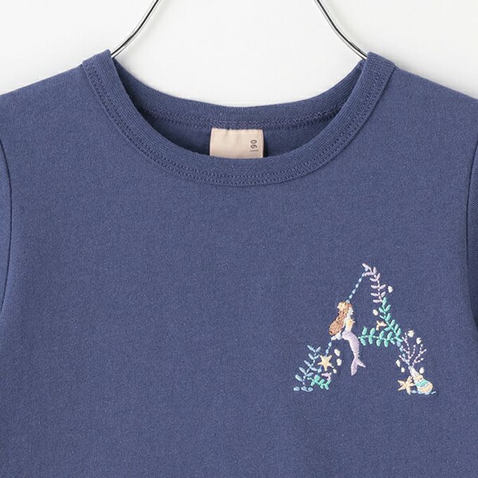 日本 petit main - 荷葉邊英文刺繡短袖上衣-K-黑x白