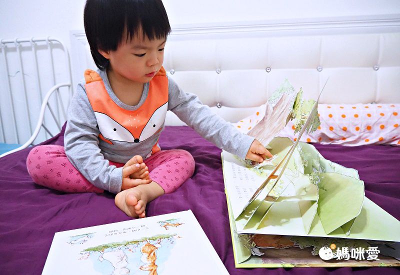 猜猜我有多愛你側背袋禮物組-猜猜我有多愛你立體遊戲書＋你想和我做朋友嗎？+獨家限量側背袋