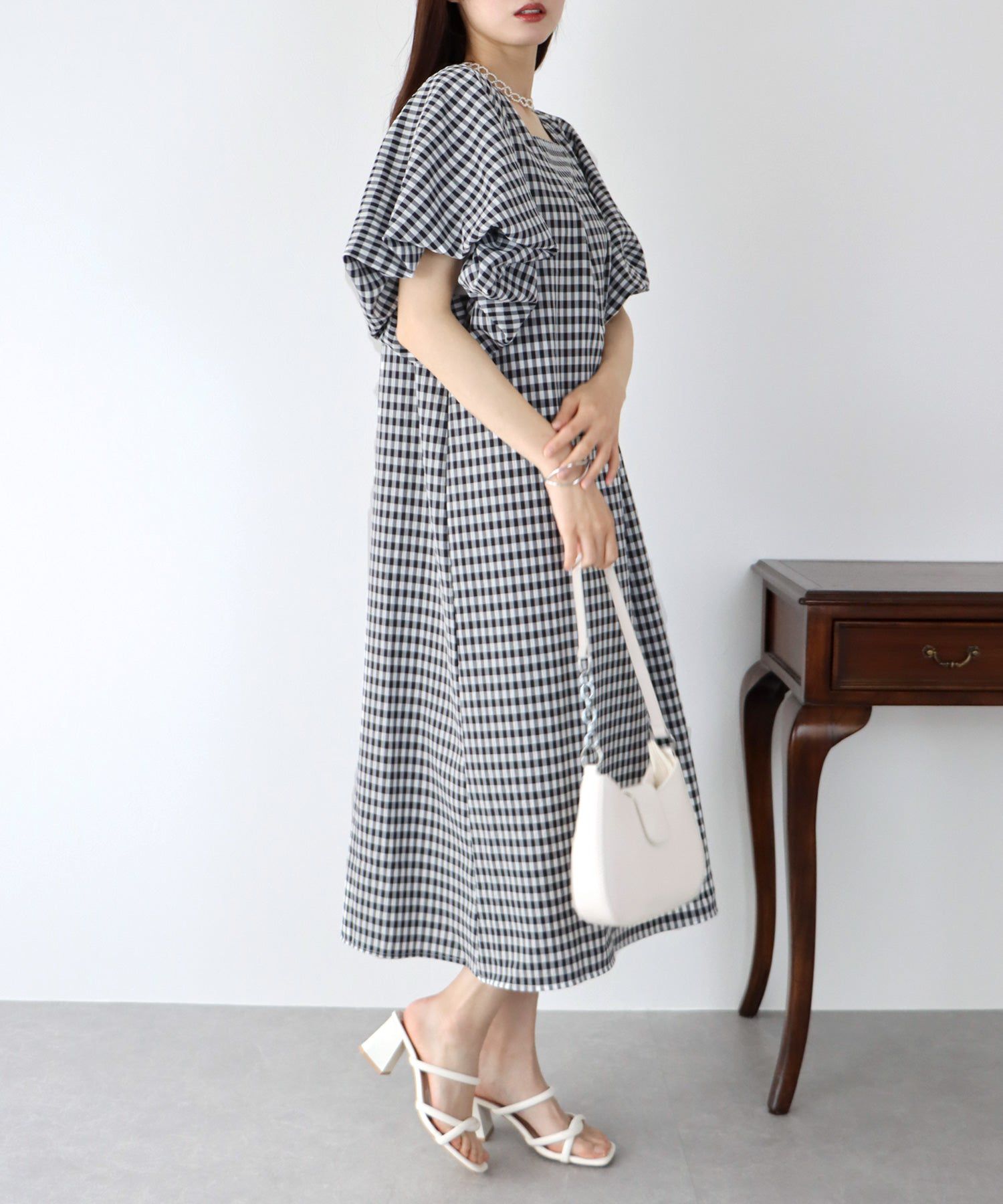 日本 BLUE EAST - 文藝方領大泡泡袖洋裝-格紋-黑