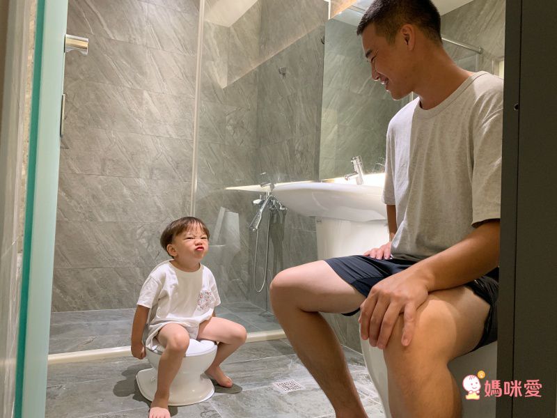 遊戲中學習戒尿布【美國 Nuby】小馬桶符合孩子人體工學！