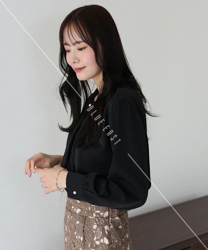 日本 BLUE EAST - 2way領知性整潔感打褶長袖上衣-珍珠袖扣-炭灰