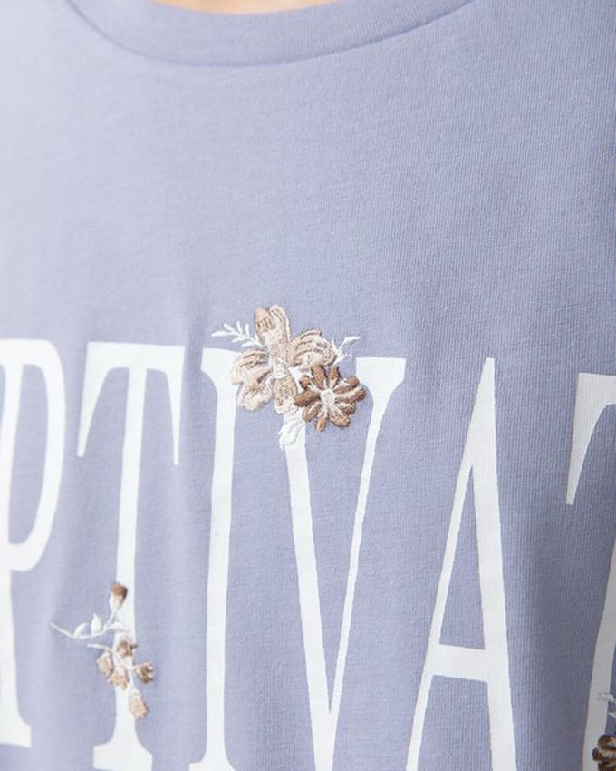 日本 gleam - 花朵刺繡英文標語天竺棉短袖T恤-白