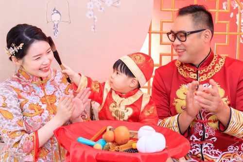 現代便利作法：將米篩放在紅布上（或紅布放在米篩上），再將象徵職業或寓意的6 / 12 / 18樣抓周道具放置在<em>米篩上</em>，讓寶寶自行<em>抓取三樣</em>。<br /><br />方型紅布意指：為人賢良方正、吉祥如意<br />圓型米篩意指：為人八面圓通、知圓行方